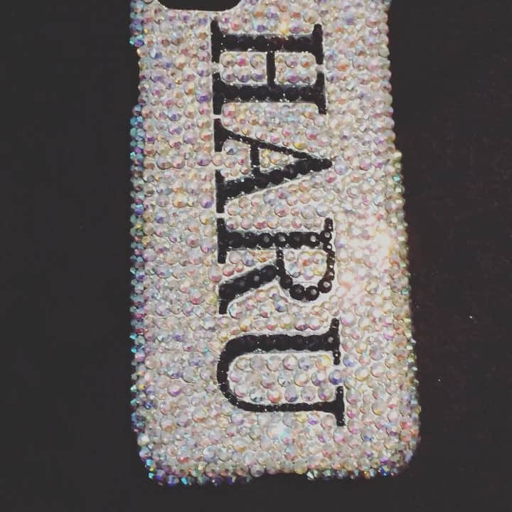 Decoshopsparkleのインスタグラム：「全面デコオーダーの動画です💕 ラミネートフィルム・デコは当店にお任せ下さい💗 #お問い合わせ・ご注文はLINE:ID→@qta9551w #低価格でオーダー承っております❤ #お好きなデザインでお作り致します✨ #クオリティーには自信あります❗ #iPhone・スマートフォンケース以外でもデコ承っておりますのでご相談下さい💓 #普通郵便発送のみ無料ですがその他の発送方法の場合は有料になります  #ご購入ご希望の方はプロフィールのURL( http://officephaive.wixsite.com/sparkle-decoration )sparkleのホームページより免責事項をお読み頂きご同意頂けましたらご購入お願い致します  #オーダーの混み具合等によりご注文・入金確認後10日～２週間程お日にち頂く場合がございます。 #ハンドメイド#全機種対応#デコオーダー#オーダーメイド#iphone7plus #Android#イニシャル #デコ電#ラミネートフィルム#イニシャル #iPhoneplus#ネーム #iphoneケース手帳型 #デコ電#スワロフスキー#高級ガラスストーン#低価格#全面デコ#iqosケース#手帳型スマホケース #手帳型iPhone#名前」