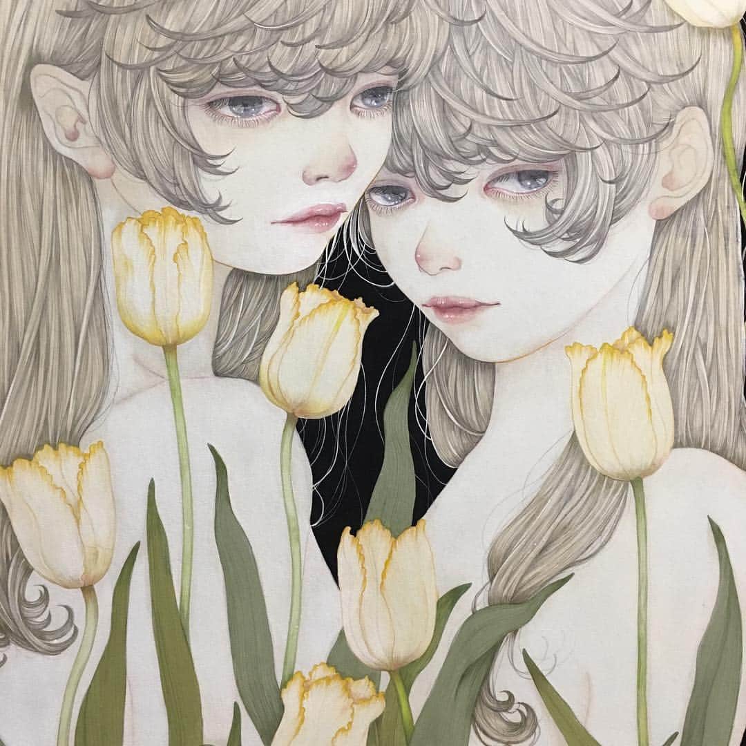 佐久間友香のインスタグラム：「detail 麻紙に墨、岩絵具、アクリル絵具 natural mineral pigments, Japanese ink ,acrylic paint on hemp paper  #illustration #art#japanesepainting#日本画#イラスト#アート#絵#チューリップ」