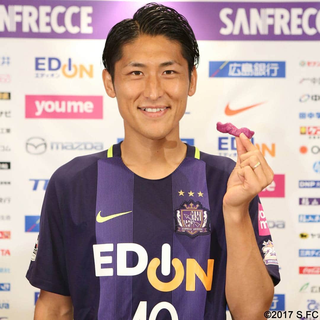 サンフレッチェ広島さんのインスタグラム写真 - (サンフレッチェ広島Instagram)「本日、広島市内で丹羽大輝選手の加入会見を行いました✨  新調したばかりの紫のマウスピースを披露したり、広島風と大阪風のお好み焼きの話題をネタにするなど、サービス精神旺盛😆  そして、新天地での熱い意気込みも語ってくれました👍  常にポジティブな丹羽選手の活躍にご期待ください✌  #丹羽大輝選手 #sanfrecce」7月4日 1時15分 - sanfrecce.official