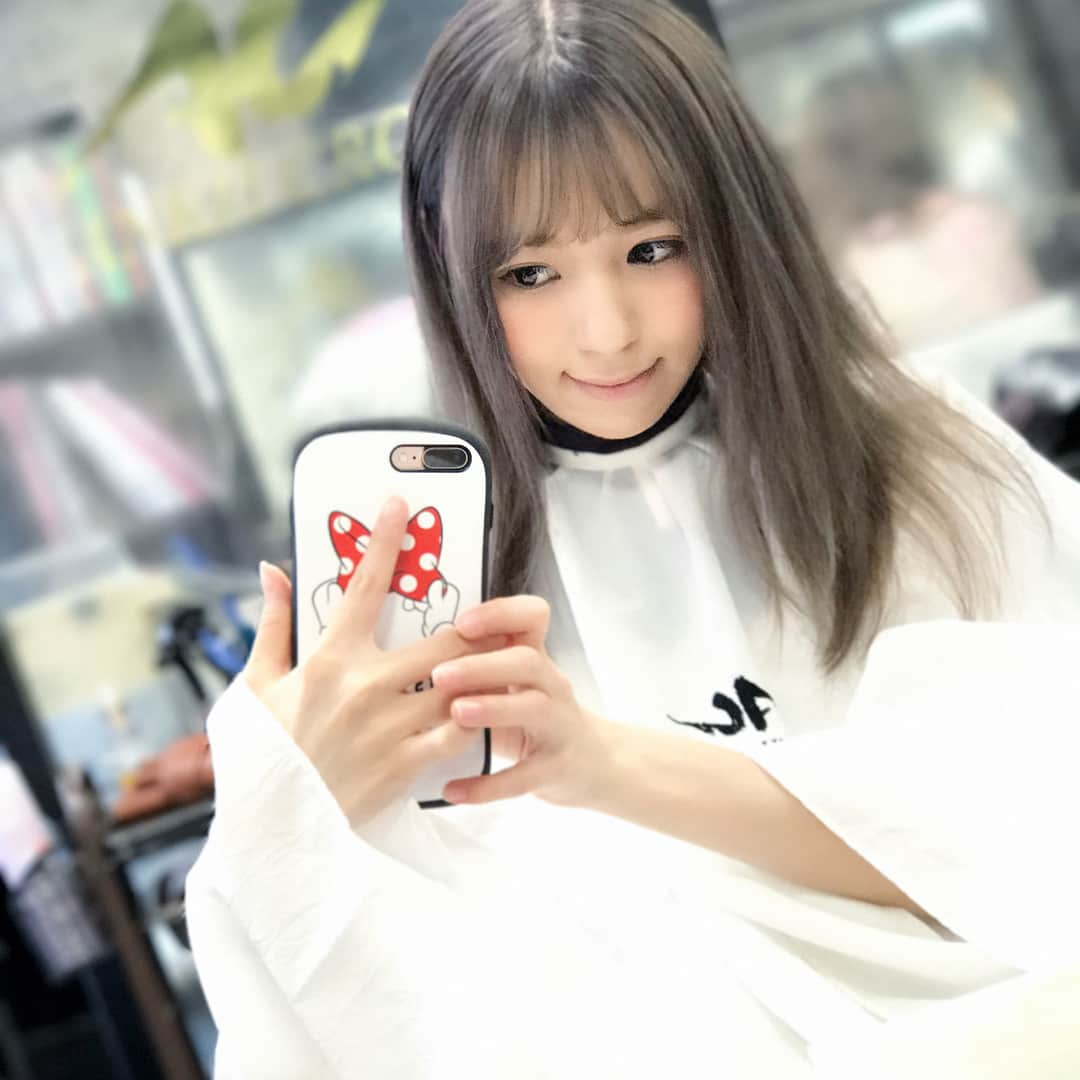 希志あいのさんのインスタグラム写真 - (希志あいのInstagram)「美容院行ってきました💇 綺麗なグレージュに染めてもらいました🙋❤️ 光が変わると色も違って見えるの素敵✨  今回も安定のアンククロスさんで💓  #フィルター加工なし  #アンククロス #グレージュ #ヘアカラー #色落ちも楽しめる  #塩ピ #最近ツーショットがない  #今だに敬語の二人  #実際直接塩ピと呼んだことはない  #仲良くやってます」7月4日 11時53分 - aino_kishi