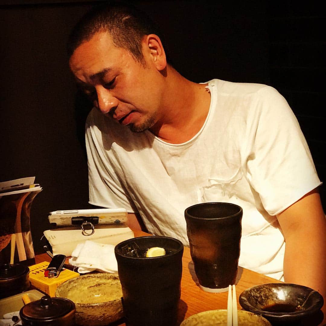 川島明のインスタグラム：「打ち上げでの一枚。  #おい #打ち上げしとるんや #何をスマホみてんねん #途中から喋らんと思ったら #しっかりスマホみてるがな #これが子供の写真や動画であれば #心温まる一枚 #でもこの男に限ってそんなわけないわな #競艇や #競艇を見とる #しかもこの男は借金のせいで競艇は禁止されてるはずやから #昔の #昔の自分が当てた競艇のレースを見とる #少し微笑みながら #見とる #こうなったら人間終わり #麦の水割りをアクエリアスぐらいのペースで飲んでる #一杯まだ手元にあるのに #新しい麦の水割りもキープしてる #飲み物頼む人ー？という声に #自動的に右手を挙げてしまう癖 #癖がすごい #こいつもまた #昭和慰安旅行ファッション」