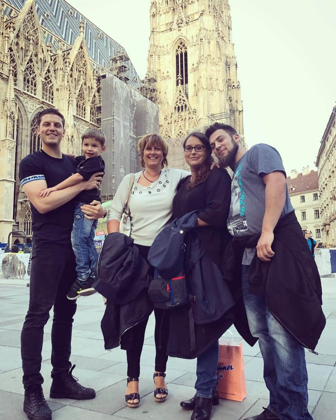 ケヴィン・ヴィマーのインスタグラム：「Good day in Vienna!! ❤️ #family」