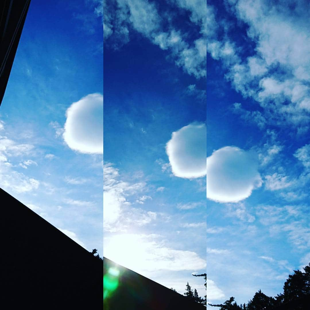 藤田朋子さんのインスタグラム写真 - (藤田朋子Instagram)「丸い雲。 #丸い #雲 #ぽっかり #青空 #不思議 #clouds #ball #circles #bounce #clear_skys #bluesky #HAKONE」7月4日 8時21分 - chiendormant