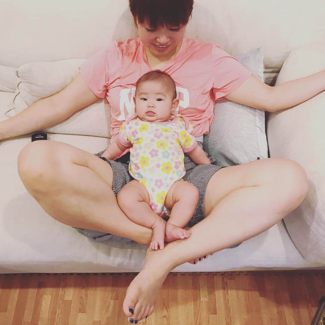 大菅小百合のインスタグラム：「脚が母ちゃん似？！？！ そこだけは父ちゃんに似て欲しい…切実😆✨ ・ ・ ・ #これでも現役よりは細いんだよ #ストライドよりピッチ派？！ #暑いからひきこもり #ギャン泣き怖くてひきこもり #でも来客は大歓迎 #娘の笑顔が最高の癒し」
