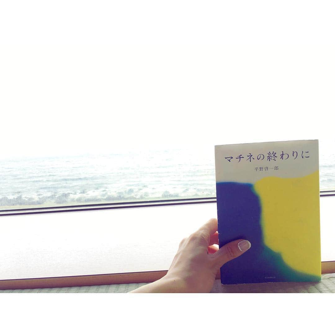 笹川友里さんのインスタグラム写真 - (笹川友里Instagram)「『マチネの終わりに』 先輩に貸していただきました🙌🏻 女性ジャーナリストと男性ギタリストの恋の話 平野さんの紡ぐ言葉が的確で切なくて 自分からは遠い世界で起こる世界や人生や恋の不条理が 不思議ととても身近な物に感じられる一冊です 人生の光と陰が詰まった 美しい文章にぐっと引き込まれました😂✨ #マチネの終わりに #平野啓一郎 #ご賞味あれ」7月4日 21時20分 - sasagawayuri