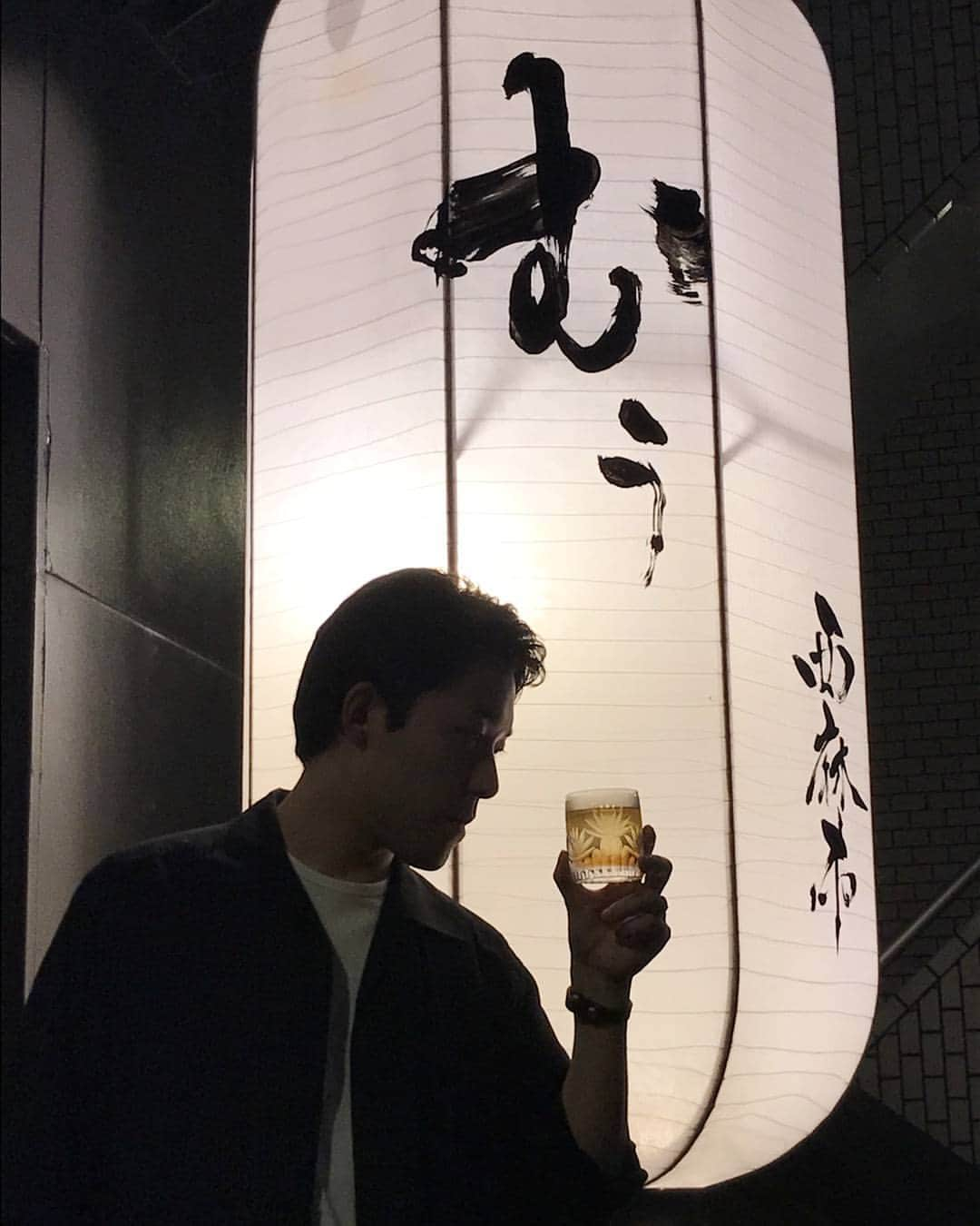 FISHBOYさんのインスタグラム写真 - (FISHBOYInstagram)「🍺🍷🍶🍻🌕🌔🌓🌙🌛 オリジナルカクテル"御神体"を飲む御神体。 兄a.k.a.御神体。 焼くためのお肉買ってきてくれた御神体。 😁😁 #radiofish  #mwnishiazabu #brother」7月4日 16時32分 - fishboydance