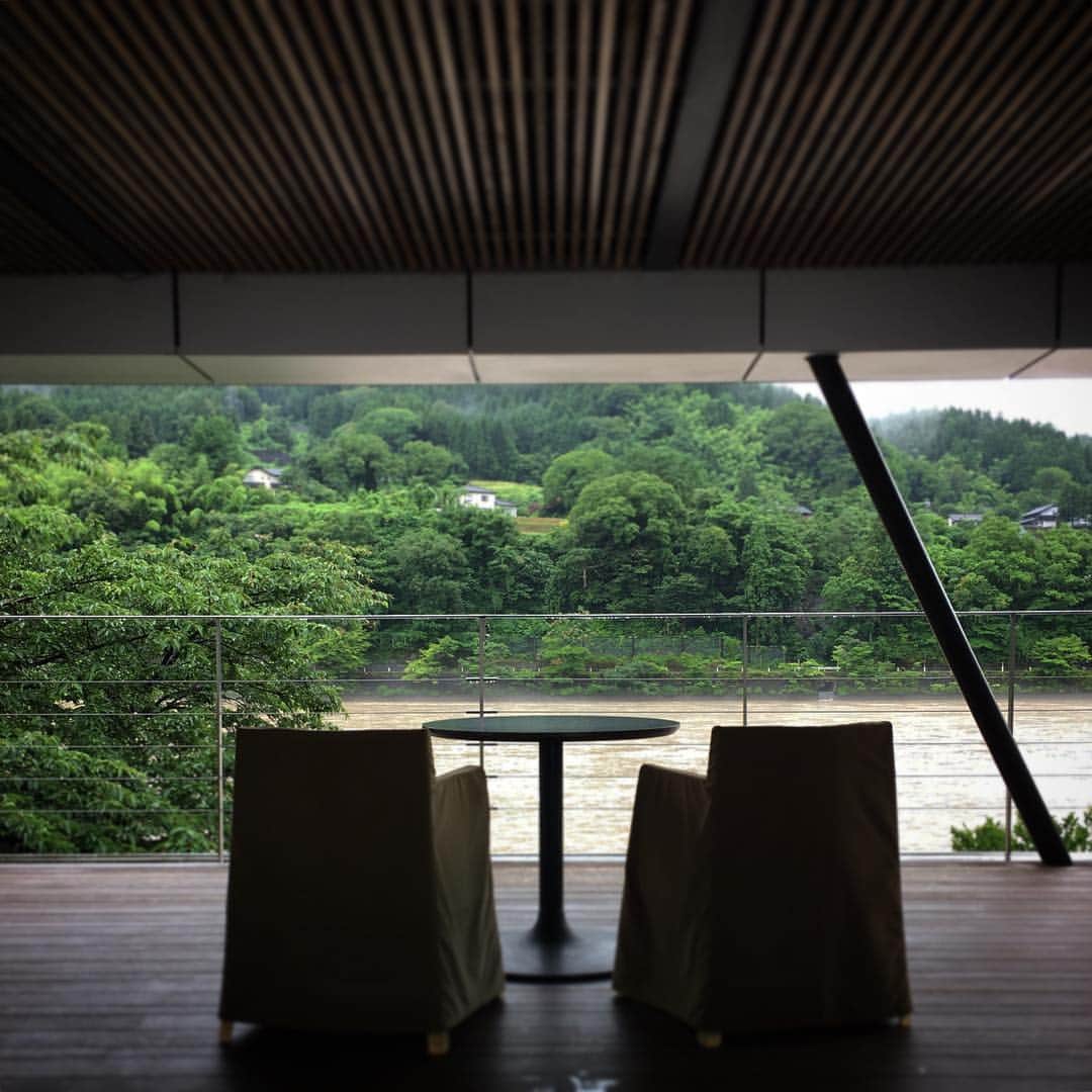 行正り香さんのインスタグラム写真 - (行正り香Instagram)「Levoのある雅樂倶、すてきな空間です。夏の晴れた日、白ワインをテラスで飲んだら、気持ちがいいだろうなあ。#行正り香 #rikayukimasa #富山」7月4日 17時15分 - rikayukimasa