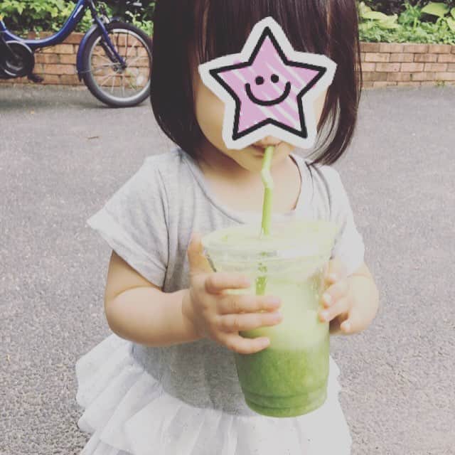ギャル曽根さんのインスタグラム写真 - (ギャル曽根Instagram)「グリーンスムージーが大好きな娘。 #最近毎朝グリーンスムージー飲むよ。 #バナナよりリンゴ派 #おしゃれ女子 #笑」7月4日 17時45分 - galsone_1204
