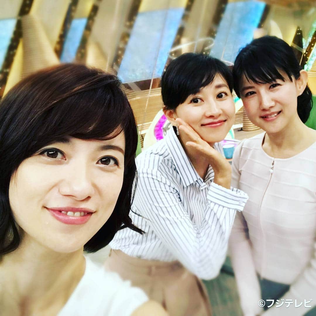 フジテレビ「とくダネ！」のインスタグラム：「中江さんと菊川さんと梅津さんの3shot♪ 写真係の梅津さんはちょっと自撮りに自信がないんだそうです(^^;) また明日も、#朝8時からテレビの前でお会いしましょう！ さて、#どんなセリフが合うでしょう？ #中江有里 #菊川怜 #梅津弥英子 #とくダネ大喜利 #大喜利 #自撮り #自撮り女子 #とくダネコーデ #ファッション #コーディネート #今日のコーデ #アナウンサー #2017 #7月4日 #火曜日 #とくダネ #tokudane #フジテレビ #fujitv 170704」
