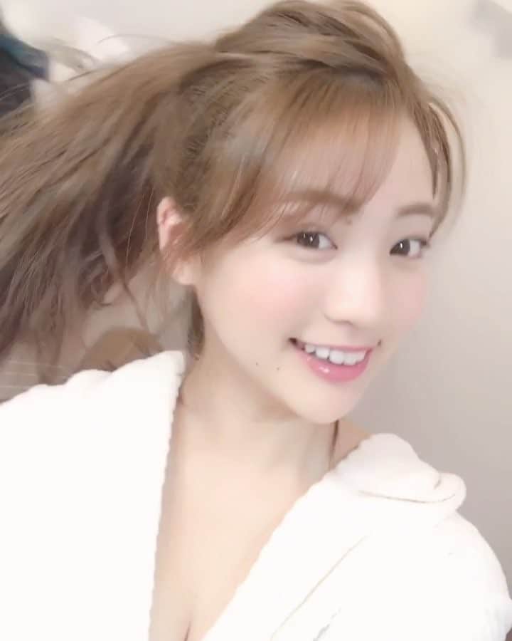 志田友美（ゆうみん）のインスタグラム：「髪色いい感じになってきた～🤗✨ #撮影 #ポニーテール #today #hair #color #ash #💋 #色々盛れた #😕」