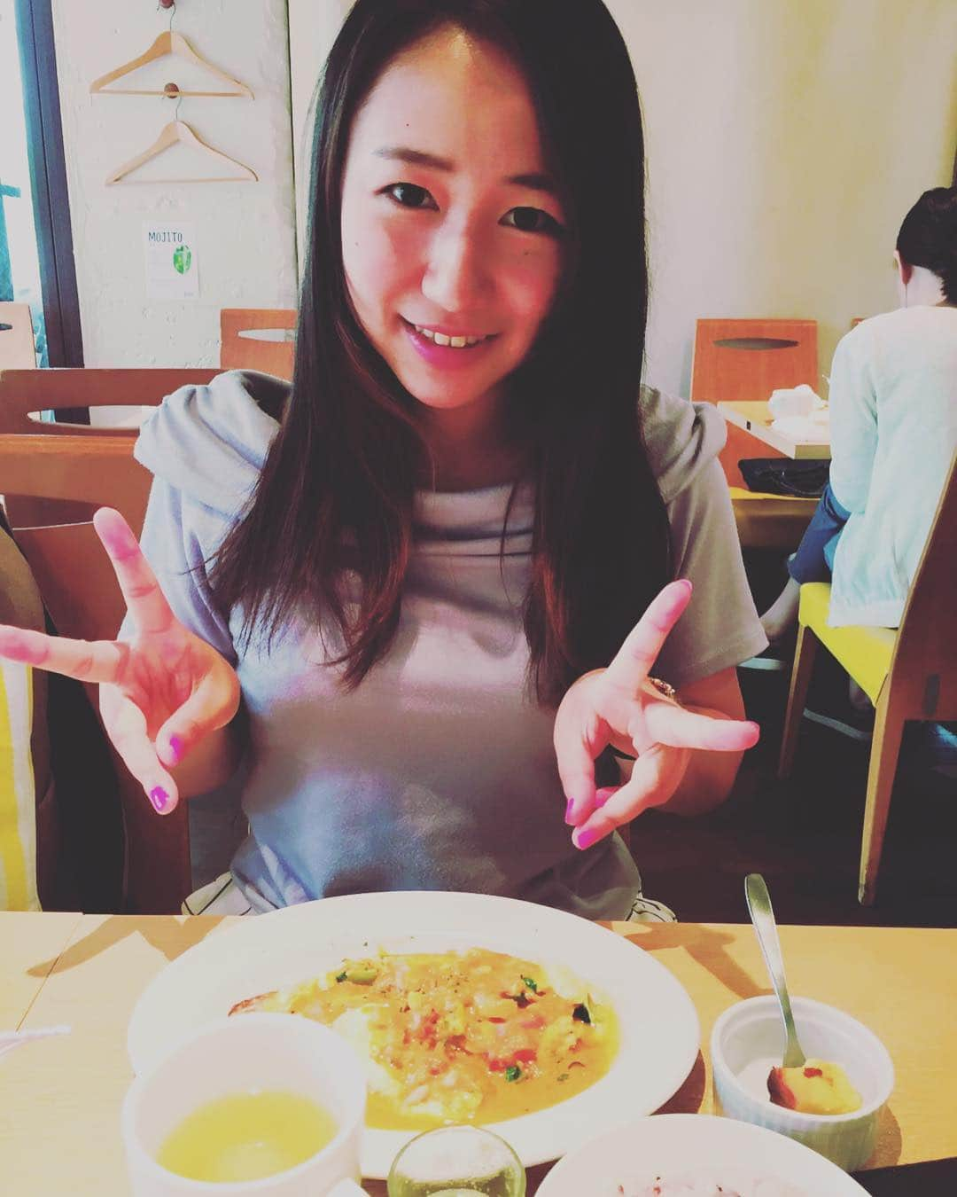 岡田紗季のインスタグラム：「ランチ💓 今日は萌と😊 サラダにスープ、ケーキ、までついて千円以内は安い😳‼️ みんな投票よろしくね♡  #OCC2017 #美味しかった #ミスコン #ハーベスト#cafe #ランチ」