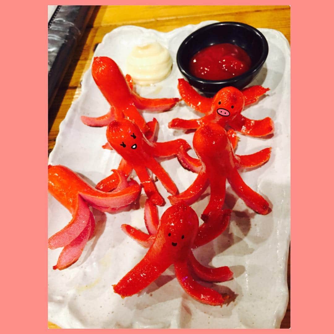 木月沙織のインスタグラム：「大阪で出会ったタコさんウィンナー🐙みらんたんがよろこんでいた(* ´ ｪ `*) #大阪遠征 #よるごはん #たこ #たこさんウインナー #かわいい #🐙 #ほっぺ落ちた」