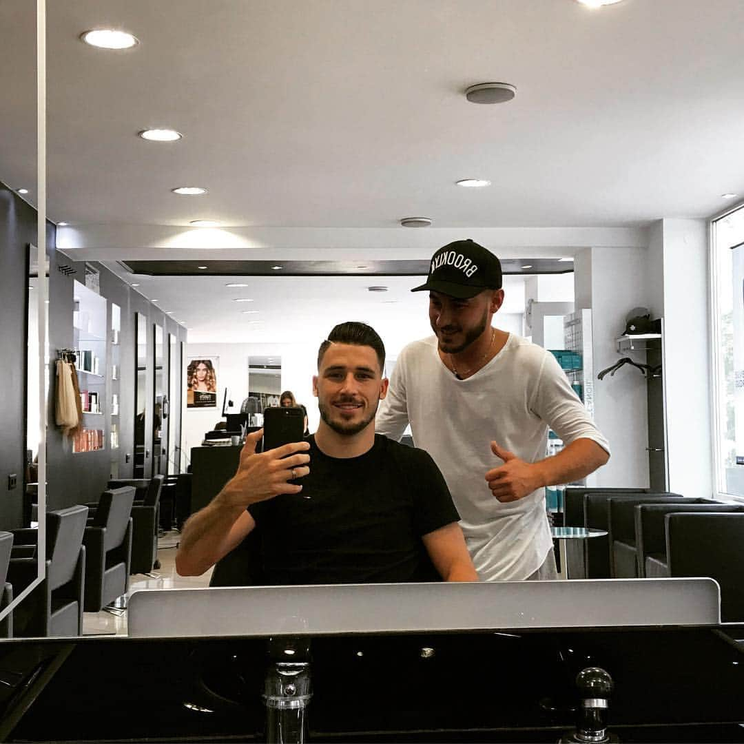 マシュー・レッキーのインスタグラム：「Last cut with my man @oemersaliofficial ✂️... best barber in ingolstadt gonna be tough to find another 1 as good as him👌!!」