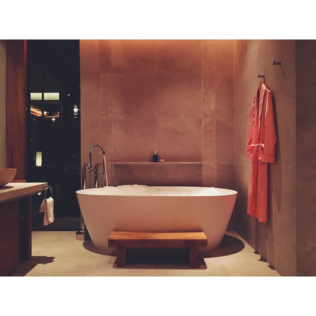 のインスタグラム：「bath time🛁 . お風呂に入った後の素肌にサラッと一枚 @sretsisofficial のシルクガウンを羽織るのが 最高に気持ちいいひと時🕗✨ . 普段は白黒ベージュな私も部屋の中ならピンクが着れるw . シルクガウンは結婚祝いに旦那さんと色違いで @skydancer がプレゼントしてくれたもの🎁 thank you so much matina💫 . #sretsis #babymoon #phuket」