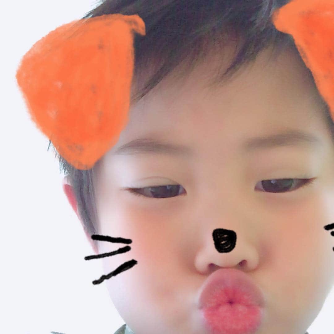 ぺんちゃんねるのインスタグラム：「肥満気味？ * これ、いつの間にかカメラロールに入ってた こうちゃんの自撮りw * こうちゃん、背が高いんだけど 小学校から持って帰ってきた健康診断表見たら 少し肥満気味なんだって〜。 確かに、お腹は出てる(-_-) 130のパンツがパツパツなんだけど  140にすると今度長すぎるみたいな。 足短い。バランスーー！！ * 陸上、スイミング週2やってるけど 運動が足りてないのだろうか。 給食毎日おかわりするらしいし。 お菓子は撮影以外あまり食べてないんだけどな。 * 少しだけ管理気をつけます(^^; * #follow #kids #instakids #TagsForLikes #children #childrenphoto #love #cute #adorable #instagood #young #sweet #like #little #fun #photooftheday #family #baby #instababy #play #happy #smile #instacute #ファインダー越しの私の世界 #幸せ #かわいい #子供 #親バカ部 #親バカ」