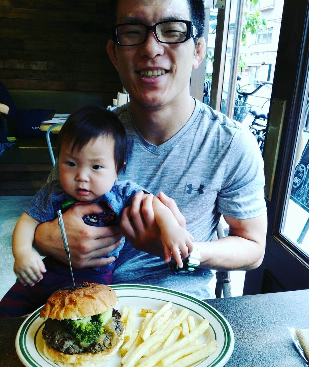 青木真也のインスタグラム：「ハンバーガーを食べに。ポテト食べず。それでも夕飯、要らないレベルに重い。マッチョになりたい。#練馬 #豊島園#ハンバーガー」