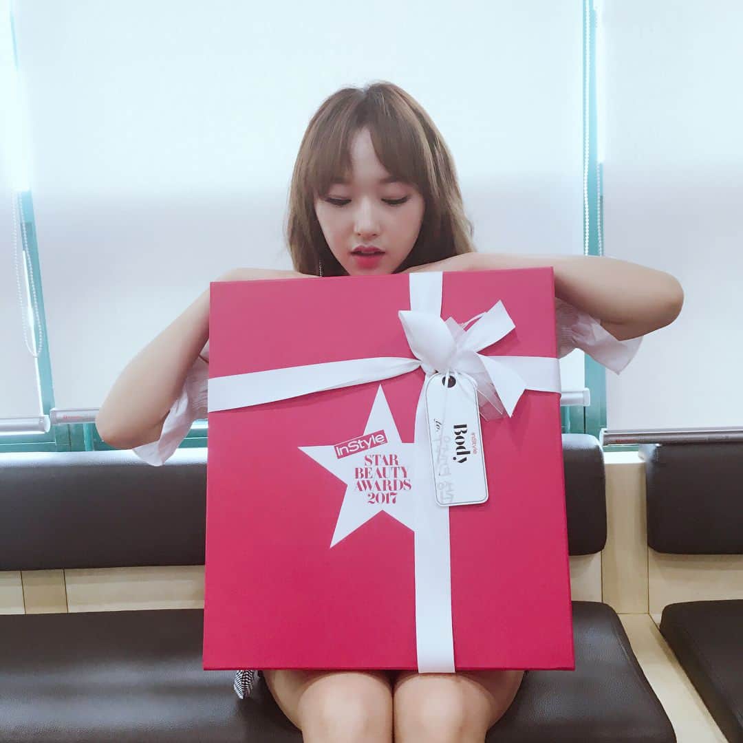 ソンソのインスタグラム：「instyle beauty awards 2017  body제품 잘쓸겠습니다! #인스타일 #instyle #스타뷰티어워즈2017 #starbeautyawards2017 #레드박스」