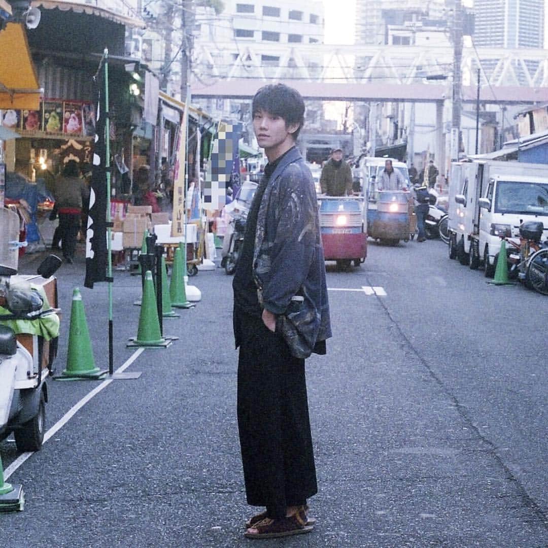 のインスタグラム：「プロフィール画像の衣装の立ちバージョン。 これも友達のカメラマンに撮って貰った写真。 ほぼ始発の電車に乗って築地で撮影してきました。  #サンダル #この衣装好き #築地 #働くおじさんかっこいい」