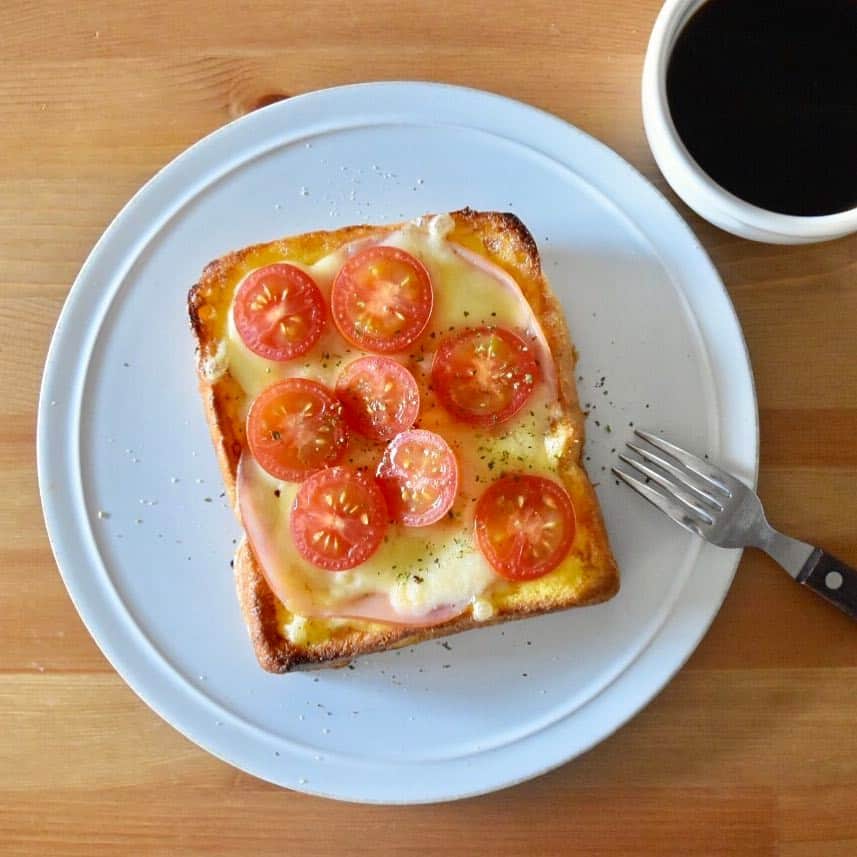 山崎佳のインスタグラム：「Today's breakfast. Tomatoes, ham and cheese french toast. 甘くないフレンチトーストに、ハム、チーズ、トマト。」