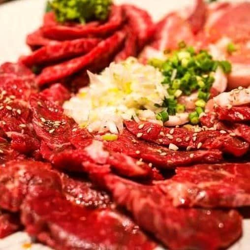 坂の途中のインスタグラム：「食べ飲み放題焼肉【坂の途中】 ～六本木交差点前、駅徒歩１分～ https://tabelog.com/tokyo/A1307/A130701/13050453/ ------------------------------------------------ 【当店のカット】ヨコ方向にカット！ 根元から先にかけて長い距離をカット。 これが大判のヒミツです！ 根元と先で味が違う牛タン本来の味をご堪能あれ♪ ------------------------------------------------ #東京 #六本木 #焼肉 #焼き肉 #焼肉屋 #宴会 #歓送迎会 #女子会 #食べ放題 #飲み放題 #溜池山王 #麻布十番 #黒毛和牛#ホルモン #坂の途中 #個室 #デート #おいしい #六本木ヒルズ #やきにく #ランチ #美味しい #深夜営業 #合コン #港区 #お酒 #居酒屋 #yakiniku #roppongi #tokyo」