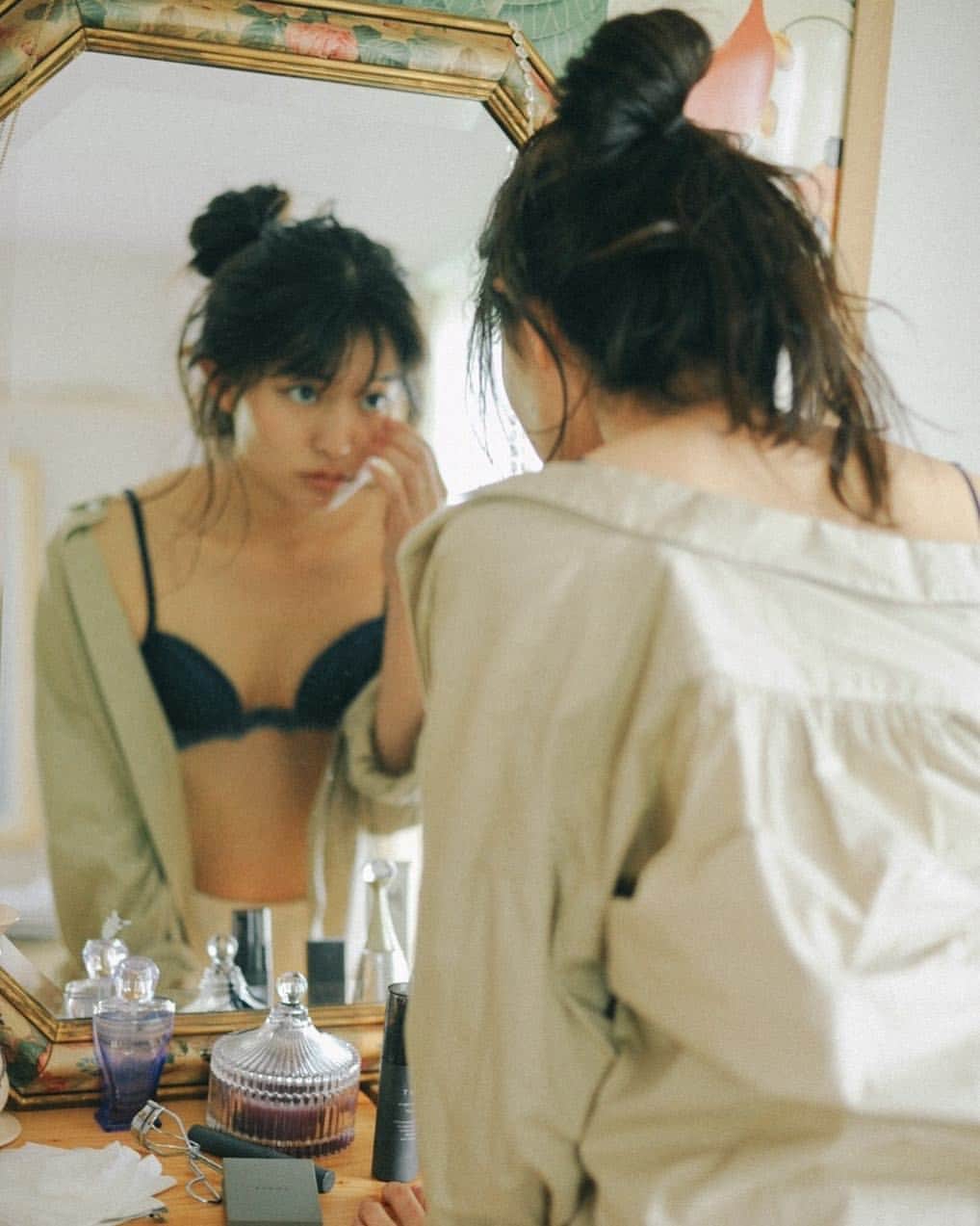 花盛友里のインスタグラム：「ワイヤー付きは苦手だけど、このブラはなんかすんごく可愛かったなぁ。。 . @ravijour_official さんの。 . Shooting for @ravi.me ♡ . . Special thanks to @akari_abe @souman_natsuko @st.koizumi_akane . . #girl #portrait #japanese #japan #lingerie」