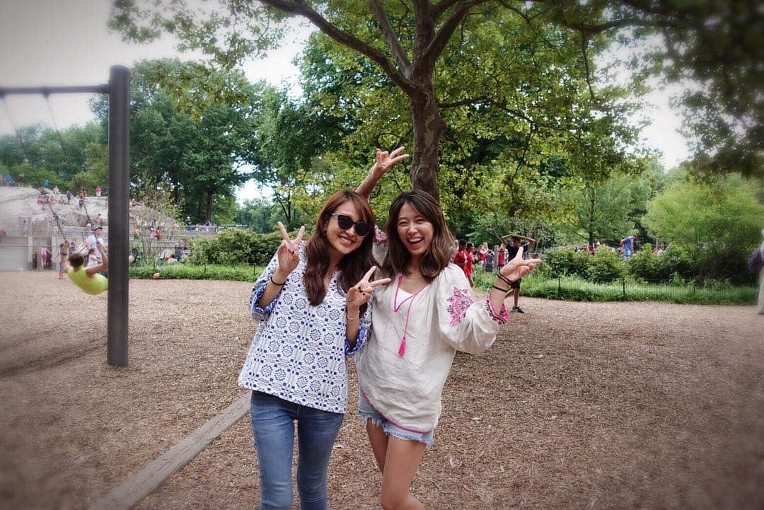 長手絢香のインスタグラム：「初めまして♡ My first picture with my best friend on my official instagram(^^) #NewYork🗽 #CentralPark🍃 #July4th🇺🇸 #Picnic🌳 #bestfriend👭 #大好きな親友♡ #里田まい🌾」