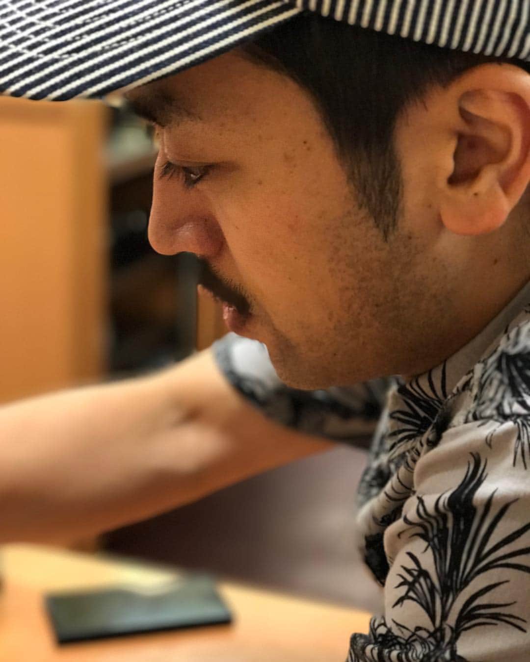川島明のインスタグラム：「ムーディ勝山ポートレート  #勝山 #右からきたものを左へ受け流す #左から右へは受け流さない #右から撮影してもレンズを受け流されそうなので #左から撮影 #ヒゲ #鼻の下のヒゲはトレードマークとして #横よ #砂鉄ぐらいヒゲ生えてる #サイボーグが砂場で寝たんか  #寄り目で見たら #文字が浮き出てくるんか #近くで見たら #QRコードになってんのか #ビレッジバンガードのサイトに飛ぶんか #表情 #キャップ #哀愁 #それらが相まって #もうダフ屋 #横浜アリーナ前で  #チケットあるよ〜、A席あるよ〜 #すな #転売すな #最近宮城県の営業に行ったら #お客さんが警備員さん一人だったらしい #でもしっかり歌いきった男 #彼は #逆境も受け流す」
