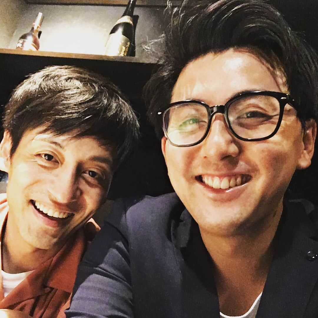 佐竹正史さんのインスタグラム写真 - (佐竹正史Instagram)「そうそう！ 先日バッタリ六本木でとろサーモンの村田さんとお会いしたらそのまま飲みに連れて行ってもらいまして☺️ やっぱ楽しい先輩！優しいなぁ😁 村田さん！またよろしくお願い致します！ . . . #とろサーモン村田 さん #ビスケッティ佐竹 #よしもと #吉本 #六本木 #酒 #朝まで #friends #me #follow #followme #tbt #followmeJP #yolo #instagood #instalike #instadaily #happy #smile #instasmile  #佐竹オススメンバー」7月6日 1時36分 - sataketty