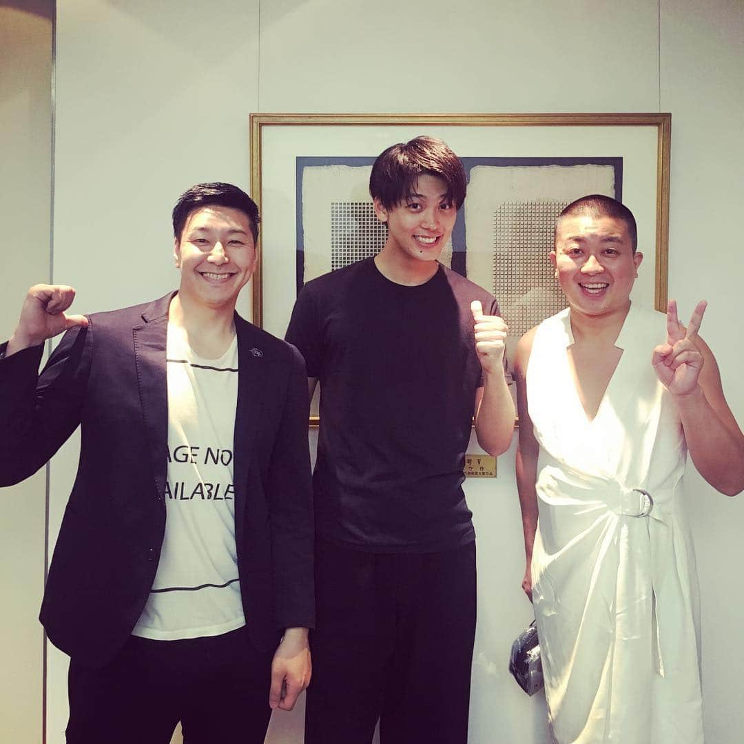 長田庄平のインスタグラム：「うちのガヤで竹内涼真くんと一緒になりました！ #竹内涼真 #シュッとが過ぎる #ずっと僕らの事面白いと言ってくれてる #ありがた過ぎる #IKKOさんになる前 #誰過ぎる #IKKYUさん #うちのガヤがすみません #日本テレビ #チョコレートプラネット」