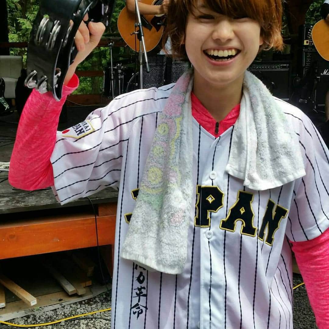 後藤あゆみのインスタグラム：「やっぱりタンバリンがすき。  ライブ配信みてくださったかた、ありがとうございました(^-^*) #登山 #ﾊﾞｰﾍﾞｰｷｭｰ #ビールはかけられたが飲んでない。」