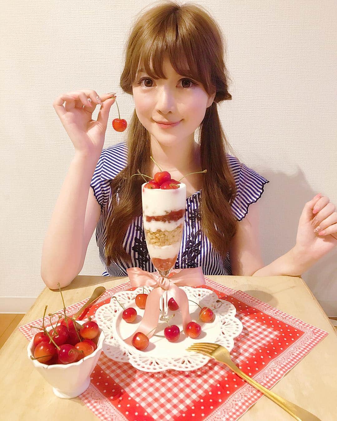 蓼沼綾さんのインスタグラム写真 - (蓼沼綾Instagram)「^_^ 先日、ストーリーに投稿していた 夜な夜な作ったチェリーパフェと…🍒 ・ とっても美味しく出来て大満足でした^_^❤️ ・ ・ #cookingram #チェリーパフェ #cherry #parfait #さくらんぼ #佐藤錦 #おうちカフェ #happytime #ツインテール #tadeaya」7月5日 19時18分 - tadeaya