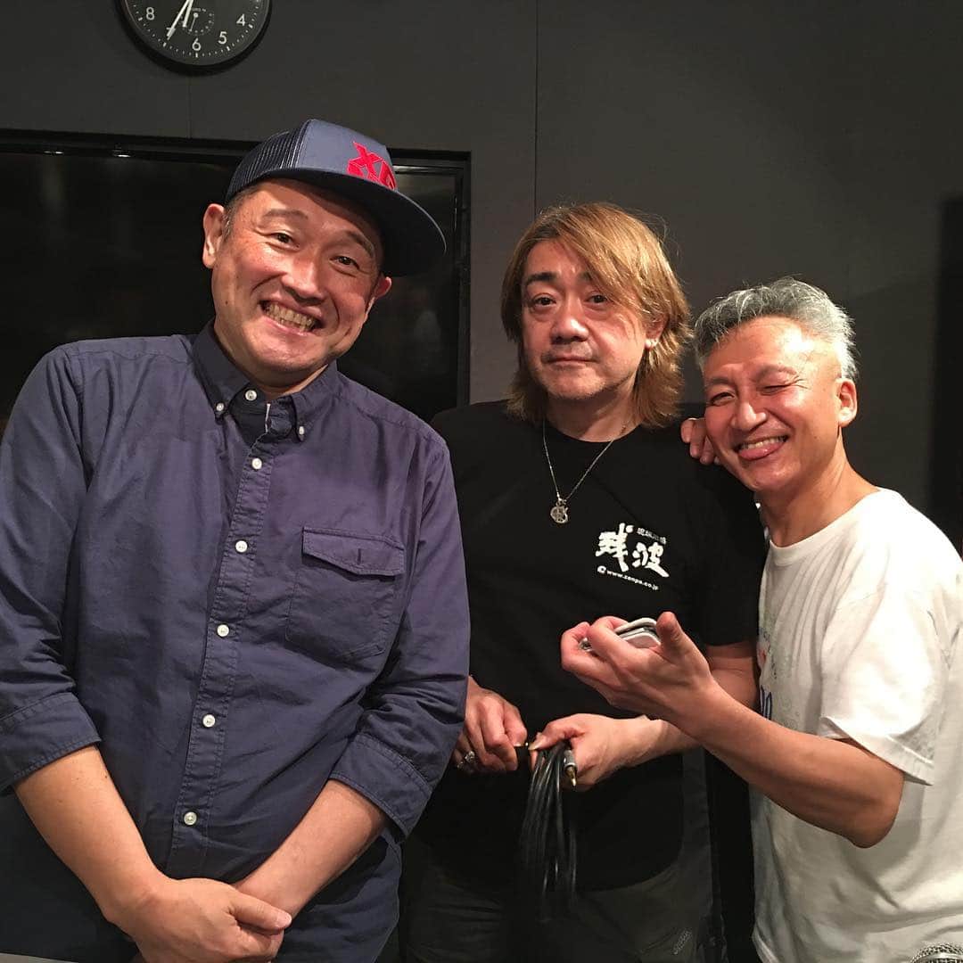 西尾季隆のインスタグラム：「はい、ヤバい！ はい、すごい！  僕のずっと好きなバンドThe Good-Byeの 野村義男さんとDr.の衛藤浩一さん。 中二の時に京都会館第一ホールに コンサートを観に行った僕がこうして写真を撮ってもらってる。  すごいなぁ。」