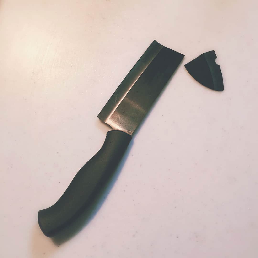 吉田有里のインスタグラム：「【吉田家包丁速報】 中華包丁に進化しました。 まだいける…と思って使っていたら、 いつのまにか新たな姿に生まれ変わっていました。 中間が欠けているより使いやすくなりました。 …新しいの買います。 (加工でオシャレ感出そうと頑張ったけど無理だった) #包丁 #どうしてこうなった」