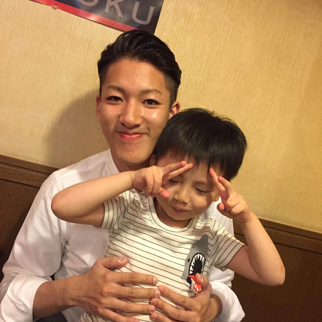 坂東亀三郎さんのインスタグラム写真 - (坂東亀三郎Instagram)「「とある日〜その2。」 右近さんとワチャワチャ＆イチャイチャするの大好き！！ #歌舞伎 #音羽屋 #歌舞伎役者 #亀三郎 #坂東亀三郎 #六代目 #彦三郎 #坂東彦三郎 #九代目 #KABUKI #otowayabando #JAPAN #cooljapan #followme #instagood #親バカ部」7月5日 20時33分 - otowayabando