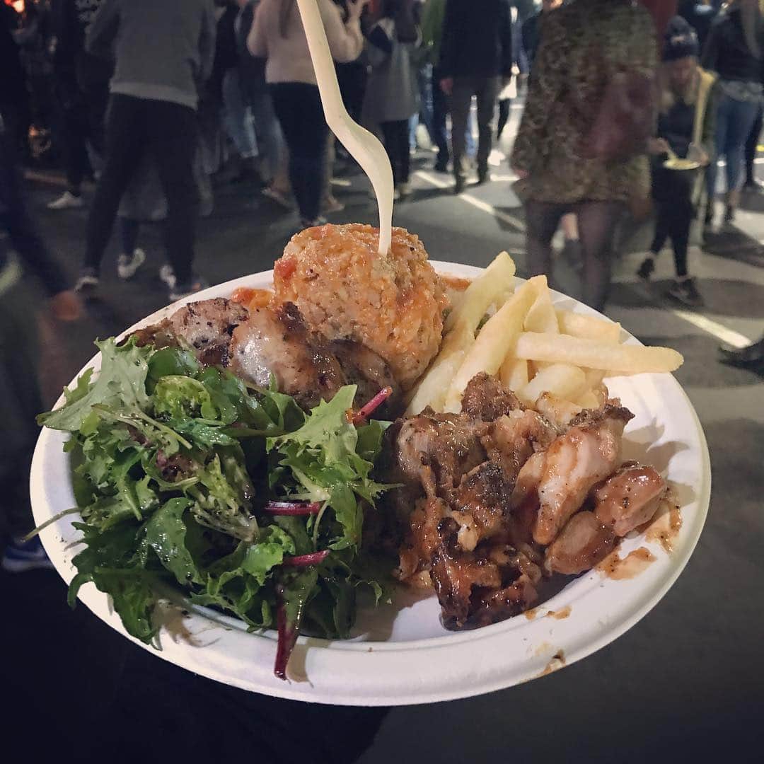 斎藤陽介のインスタグラム：「Fun & delicious night#nightmarket#melbourne#メルボルン#melbournelife#meatballs#sausage#chicken#foodporn#fun#love」