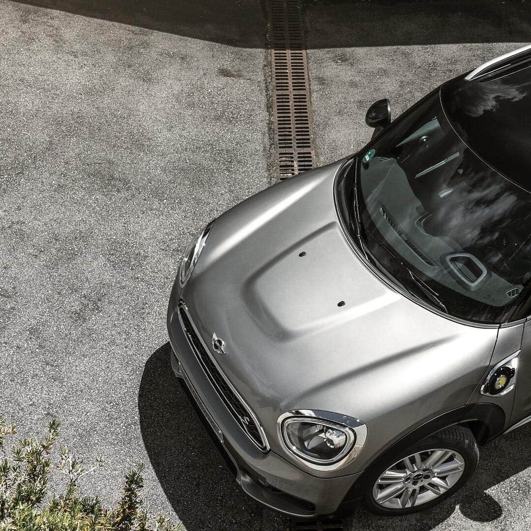 MINI Japanさんのインスタグラム写真 - (MINI JapanInstagram)「#MINI 史上初、プラグイン・ハイブリッド・モデル、デビュー。詳しくはプロフィールのURLをチェック。#Crossover #PHEV #銀鼠」7月5日 21時15分 - mini_japan
