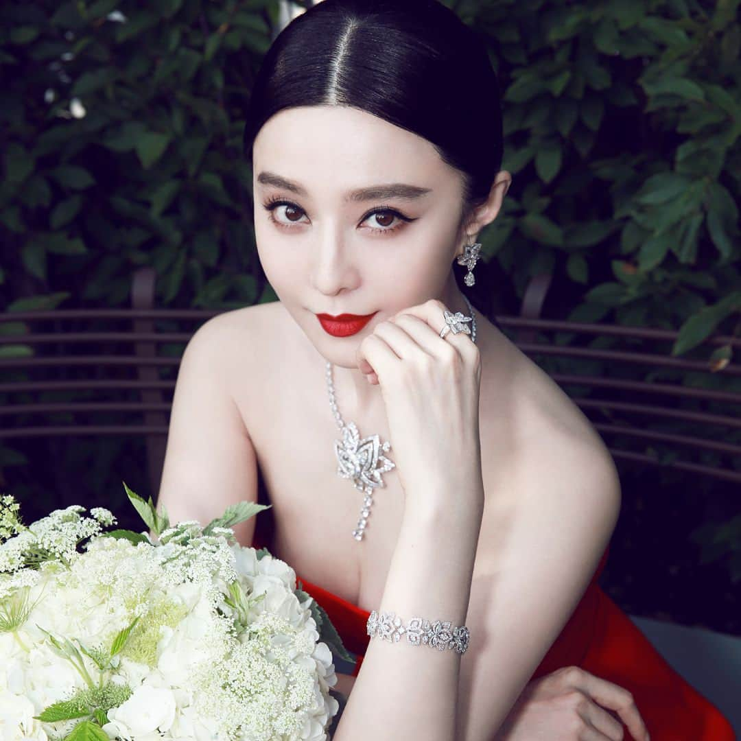 ファン・ビンビンさんのインスタグラム写真 - (ファン・ビンビンInstagram)「I see myself sparkle in De Beers Jewellery. Thrilled to celebrate the launch of the Lotus by De Beers High Jewellery Collection with François Delage at this spectacular rooftop in Paris. #debeerslotus #hautecouture #fanbingbingdebeers #peerlesslybeautiful @debeersofficial Styled by @minruir」7月5日 21時33分 - bingbing_fan