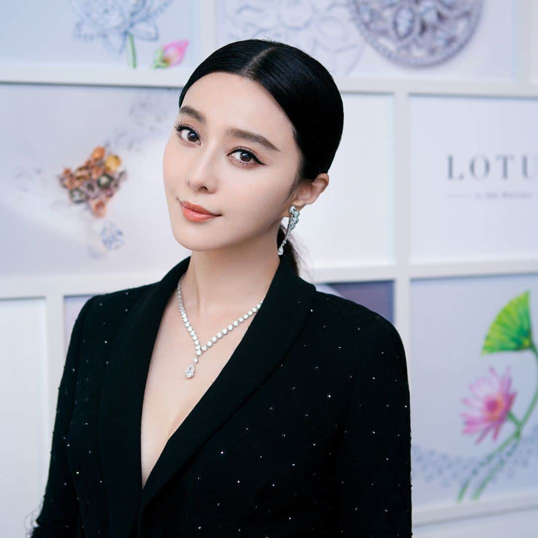 ファン・ビンビンさんのインスタグラム写真 - (ファン・ビンビンInstagram)「I see myself sparkle in De Beers Jewellery. Thrilled to celebrate the launch of the Lotus by De Beers High Jewellery Collection with François Delage at this spectacular rooftop in Paris. #debeerslotus #hautecouture #fanbingbingdebeers #peerlesslybeautiful @debeersofficial Styled by @minruir」7月5日 21時33分 - bingbing_fan