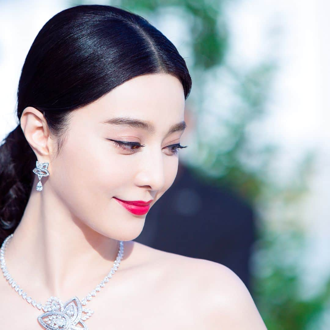 ファン・ビンビンさんのインスタグラム写真 - (ファン・ビンビンInstagram)「I see myself sparkle in De Beers Jewellery. Thrilled to celebrate the launch of the Lotus by De Beers High Jewellery Collection with François Delage at this spectacular rooftop in Paris. #debeerslotus #hautecouture #fanbingbingdebeers #peerlesslybeautiful @debeersofficial Styled by @minruir」7月5日 21時33分 - bingbing_fan