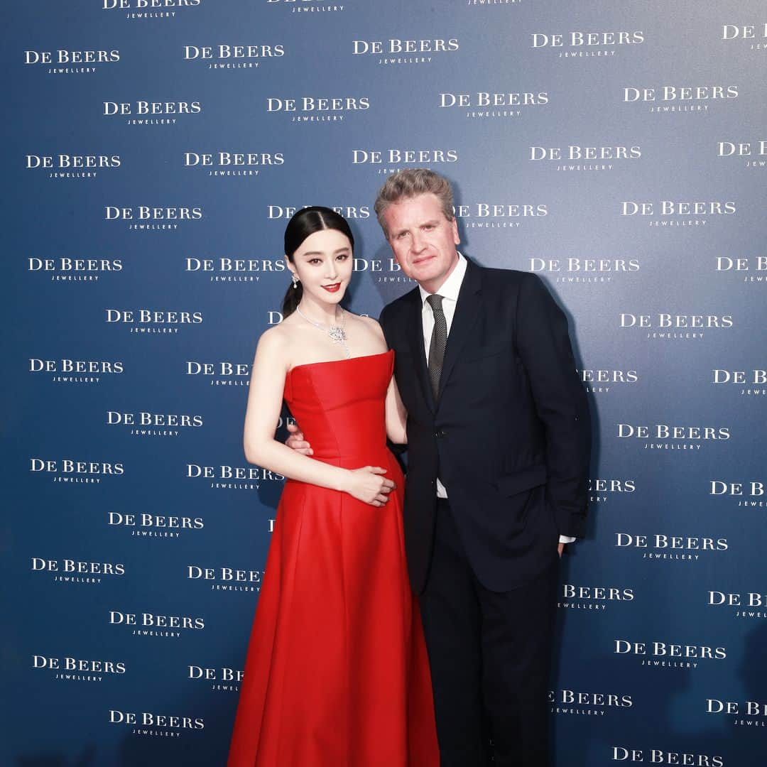 ファン・ビンビンさんのインスタグラム写真 - (ファン・ビンビンInstagram)「I see myself sparkle in De Beers Jewellery. Thrilled to celebrate the launch of the Lotus by De Beers High Jewellery Collection with François Delage at this spectacular rooftop in Paris. #debeerslotus #hautecouture #fanbingbingdebeers #peerlesslybeautiful @debeersofficial Styled by @minruir」7月5日 21時33分 - bingbing_fan