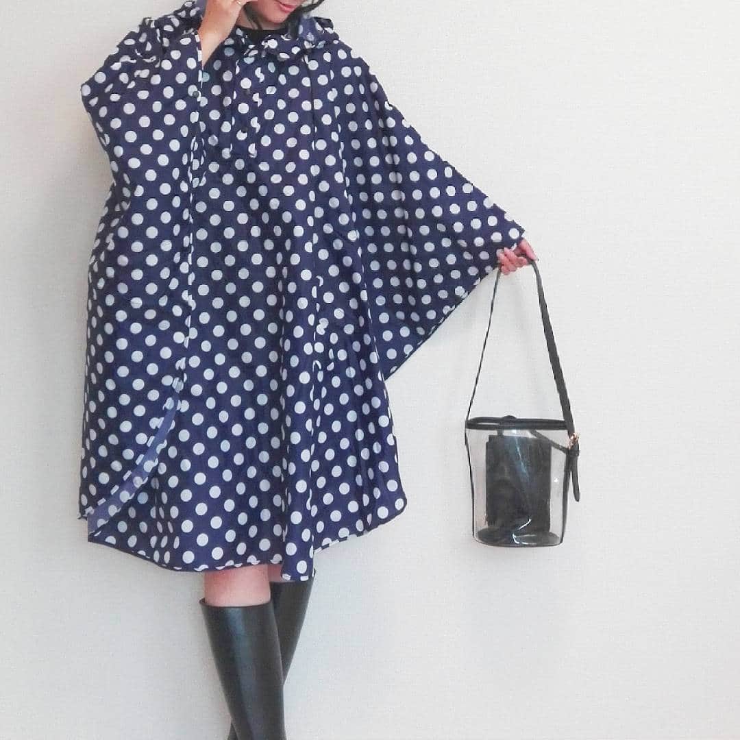 Eri Satoのインスタグラム：「すっごい雨😲☔ · 先日ご紹介した、 SUNS( @suns.tokyo )さんのレインポンチョ🐸 着てみるとこんな感じです フードも付いてるので、これなら傘がなくても自転車に乗れそうです✨ · 今なら @suns.tokyo をフォローするだけで、 抽選で5名様にお好きなレイングッズをプレゼントキャンペーンをしてるみたいです！！ フォローするだけだよ～😋👍 · しかも！ 注文時のクーポンコード欄に satoeri626 と記入すると··· ☔レイングッズ購入(全カラー対象)⇒送料無料＆1,000円OFF!! (有効期限:2017/7/31 購入後にお店からお値引きされた金額でご案内されます) · ご購入は @suns.tokyo のトップページのURLからどうぞ😋👍 · 7月16日、表参道にてフリマイベント開催します♥ 詳しくはトップのURLから♥ ·  #suns #oceanlaboratorystore #サンズ #オーシャンラボラトリーストア #レイングッズ #レインポンチョ#雨の日も晴れの日のようにウキウキと#museco#ミューズマガジン#locari#mamagirl」