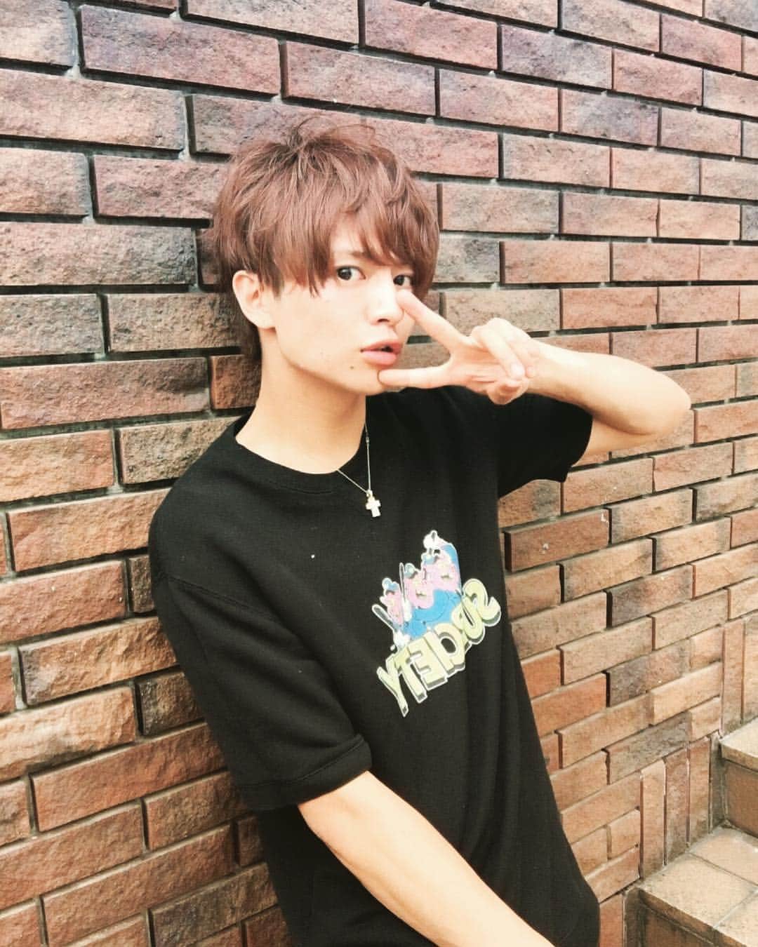 のインスタグラム：「高校生の時みたいな髪型になりました。ショート最強説あるけど これならモテてもいい？！ #コメント待ってる  #いじって #ドM #いつだって非リア  #裸眼 #知ってる #結果的に #モテないのは #俺の2ちゃんとかのせいだ #何年前やねんこら #pizzicatocita  #鈴木勤 #佐藤圭祐  #いいね待ってる  #いつもありがとうね #なんだかんだ #コメント嬉しい」