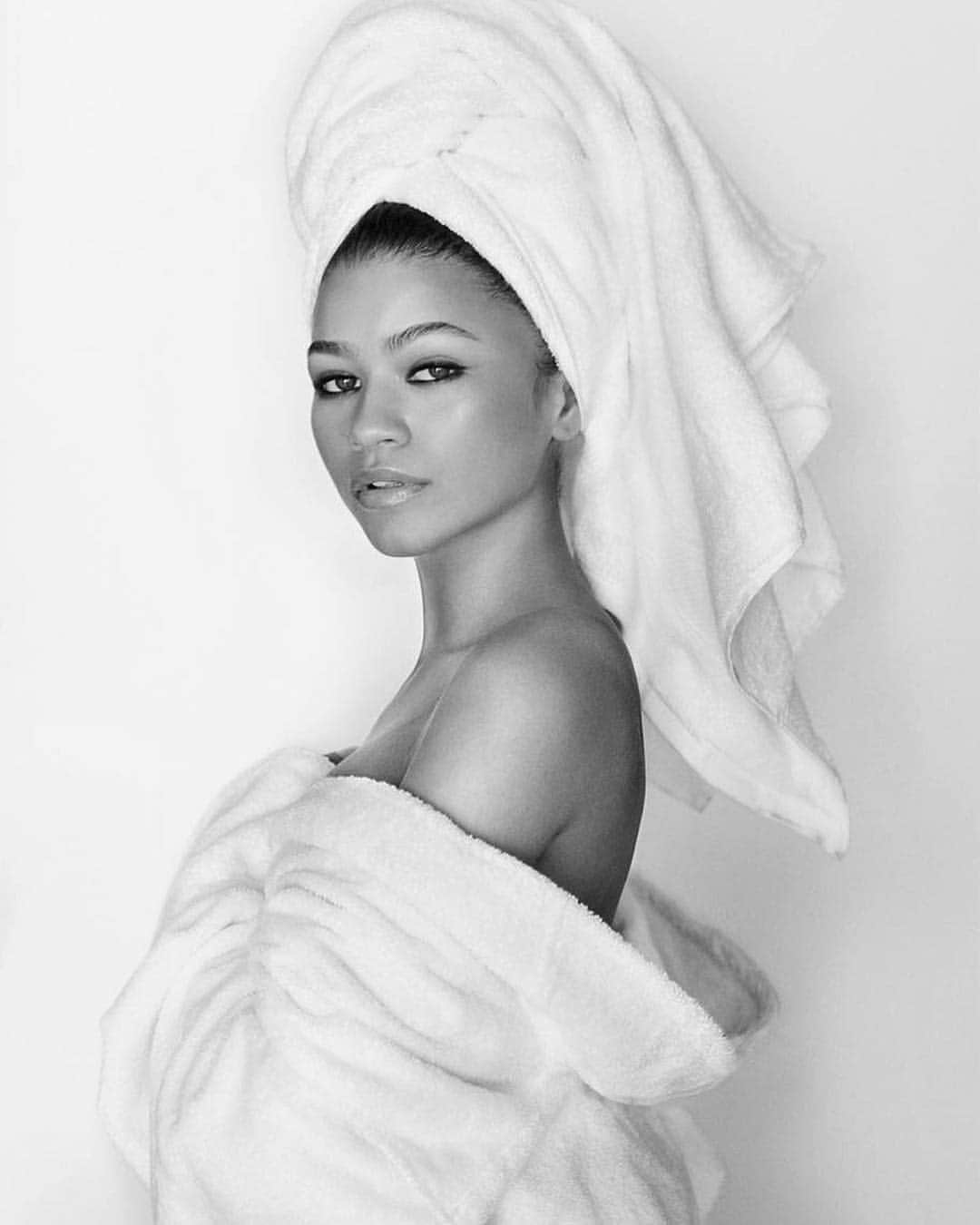 ゼンデイヤさんのインスタグラム写真 - (ゼンデイヤInstagram)「I've wanted to do one of these for a long time...Towel Series @mariotestino @voguemagazine」7月6日 9時58分 - zendaya