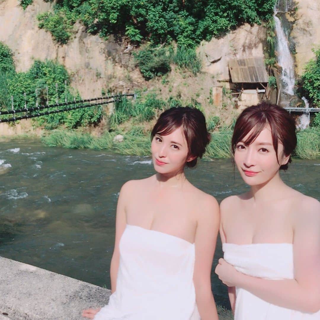 柳いろはさんのインスタグラム写真 - (柳いろはInstagram)「露天風呂シリーズ♨️ ・ ・ やっぱり日本の旅には 温泉は欠かせないっ💗💭 ・ ・ 風情ある開店1300年もの歴史ある 柳津にある西山温泉、瀧の湯旅館にて🍁 日本秘湯を守る会にも認定されてるところだそう♡ ・ ・ 川が目の前に流れる露天風呂やばしっ♥️ ・ ・ 詳しくは8/5のOAをみてね♪ BSフジさんと福島テレビさんにて放送予定ですよん📺 ・ ・ 仲良しの渉ちゃんと @ayumu_takeuchi  最高な旅が出来て感激ー✨ まだまだupするのでしばしお付き合い下さいw ・ ・ #いろはと渉の超アガル旅  #bsフジ  #福島テレビ #oaお楽しみに #夏が始まる #旅に温泉はかかせぬ #女子旅 #川ビュー #露天風呂 #最高な眺め #温泉女子 #福島県 #柳津 #西山温泉 #瀧の湯 #旅館 #風情あり #ゆるやかに #マイペースにやってます #初めての隊長 #ドキドキ #つとまるのか #みてねん #竹内渉 #柳いろは」7月6日 2時06分 - irohayanagi