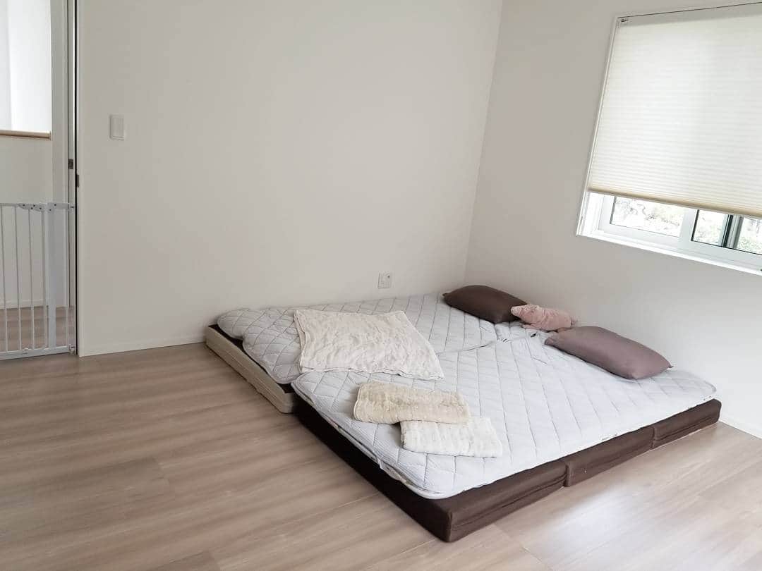 koyukkuma 一条工務店さんのインスタグラム写真 - (koyukkuma 一条工務店Instagram)「• • 寝室。 • 9畳の主寝室にシングル2つポツーン……… 今私と末っ子は1階の和室で寝てるけど、夜中の授乳今ほぼ無いしオムツも換えてないし、そろそろ主寝室で寝ようかなー • そうなるとシングル3枚並べることになる😁 • 我が家は子どもが大きくなるまでベッドは買わない予定です。 • 子どもが小さい間は厚さ11cmのマットレスを敷いて、上に敷き布団とシーツを敷いて寝てます！ • 今は冷感シーツとガーゼケットで快適に寝てますよー😊 • • あ、ちなみに主寝室は9畳にしたくて9畳にしたわけじゃありません(笑) • 子ども部屋2つ、洗濯室、トイレを取っていったら9畳残っただけです💧 • 無駄に9畳あっても上手く使えません！ ただ寝る部屋だからね。 • 将来セカンドリビングとして使おうか、ぐらい？😁 • マットレスと冷感シーツとガーゼケットは楽天ルームにのせてます。 • #一条工務店#アイスマート#ismart#マイホーム#注文住宅#インテリア#シンプルインテリア#kaumo#寝室#主寝室#ベッド#ではない#敷き布団#マットレス#枕の間に豚さん#楽天#楽天room#これってもしかして#持たない暮らし#ミニマリスト#みたいな部屋#実際は#タメリスト#ためる暮らし」7月6日 8時19分 - kumasan_ismart