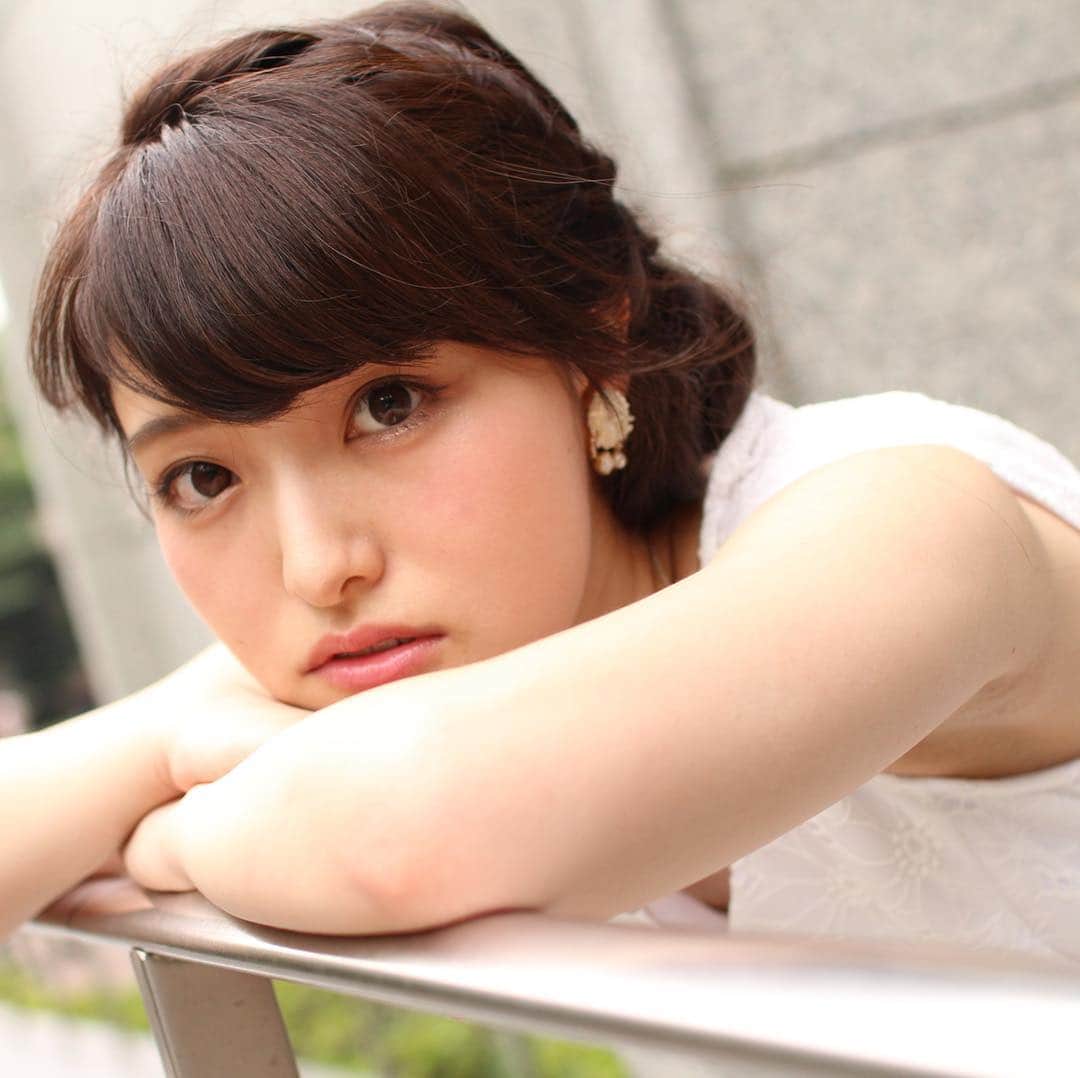 遠野愛のインスタグラム：「おはようございます☀ お披露目会後の撮影の写真です！ 耳につけてるアクセサリー、実はシールピアスなんです！笑 中学生みたいだけどデザインが可愛いのでお気に入りです😍 #青学 #ミスコン #青学ミス #お披露目会 #青山学院写真研究部 #aoyamamisscon2017」