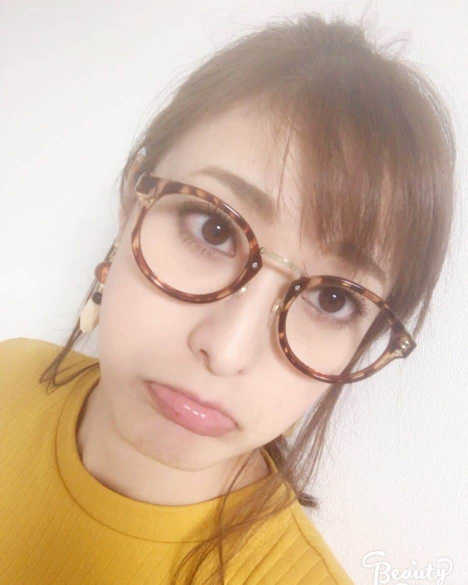 高橋麻美さんのインスタグラム写真 - (高橋麻美Instagram)「総合Pにめちゃ笑われた今日の伊達メガネ🙄  #radio #glasses #fake」7月6日 19時27分 - charmy421