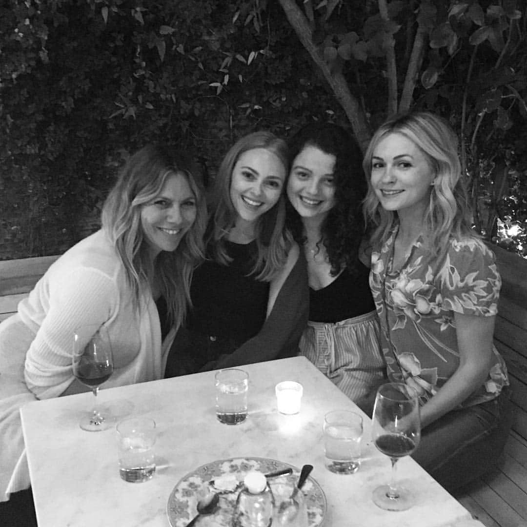 のインスタグラム：「Carrie diaries season 3?? 🤔」