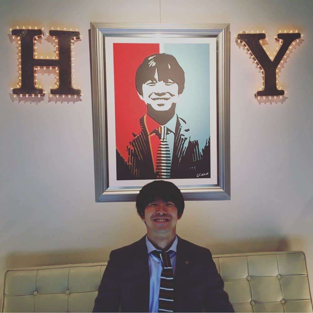 ゆとりですがなにかのインスタグラム：「美術デザイン、宇都宮さん作の似顔絵‼️ 本当に素晴らしいですっ✨笑  この絵は一体どこでどんな風に登場するのでしょうか！？ 山岸ですがなにか1話(全4話) フルウ…あ、Huluで、配信中ですっ‼️ 是非みてくださいね〜🤗 #山岸ですがなにか  #山岸ひろむ  #主演太賀  #hulu  #褒められて伸びるタイプ  #山岸が愛おしくなるドラマ」