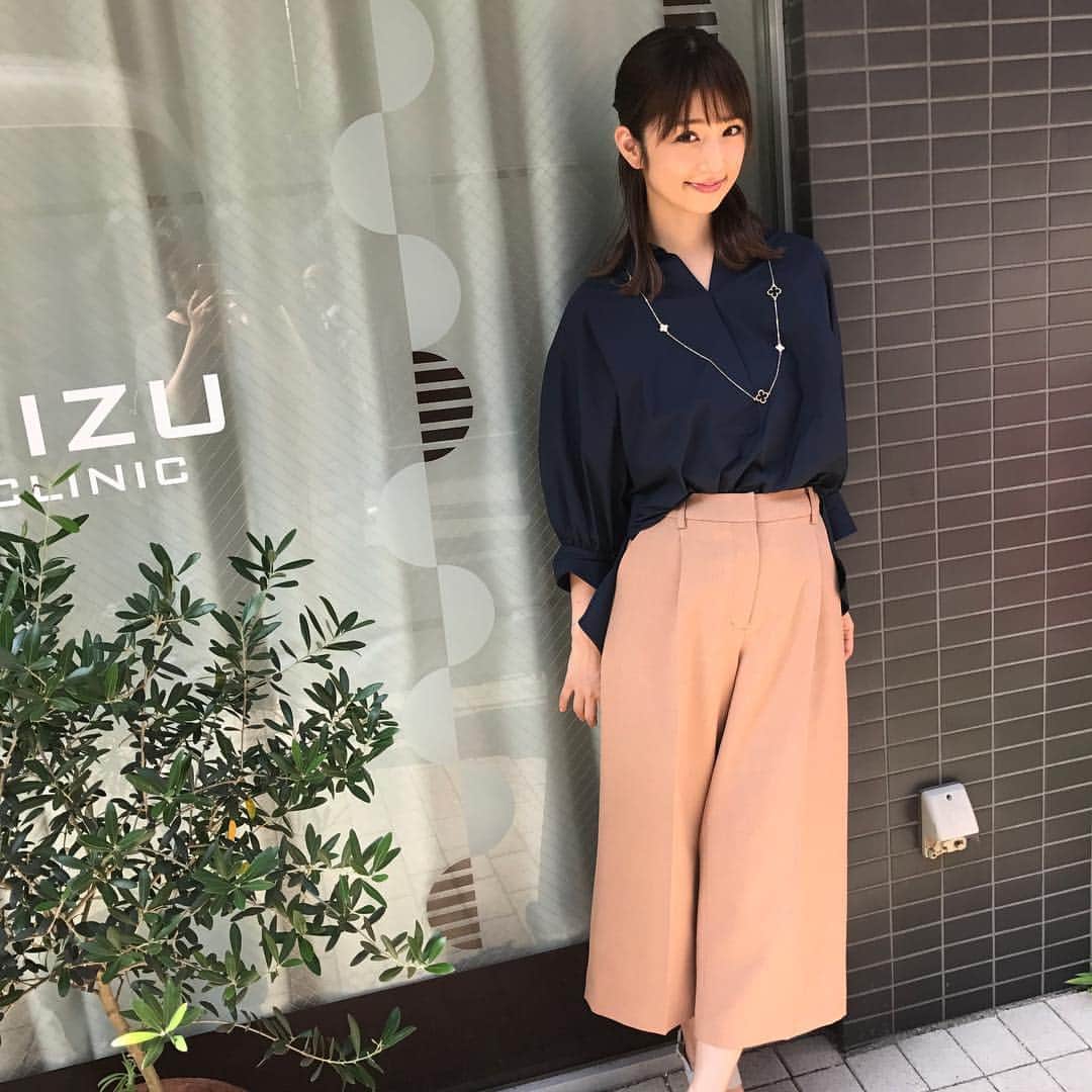 小倉優子さんのインスタグラム写真 小倉優子instagram ロケ終了 最近 髪を黒髮にしてからシンプルなお洋服を好むようになりました トップス Antigravite パンツ N ネックレス Plusvendome ブレスレット Vendomeaoyama サンダル Rezoy 衣装